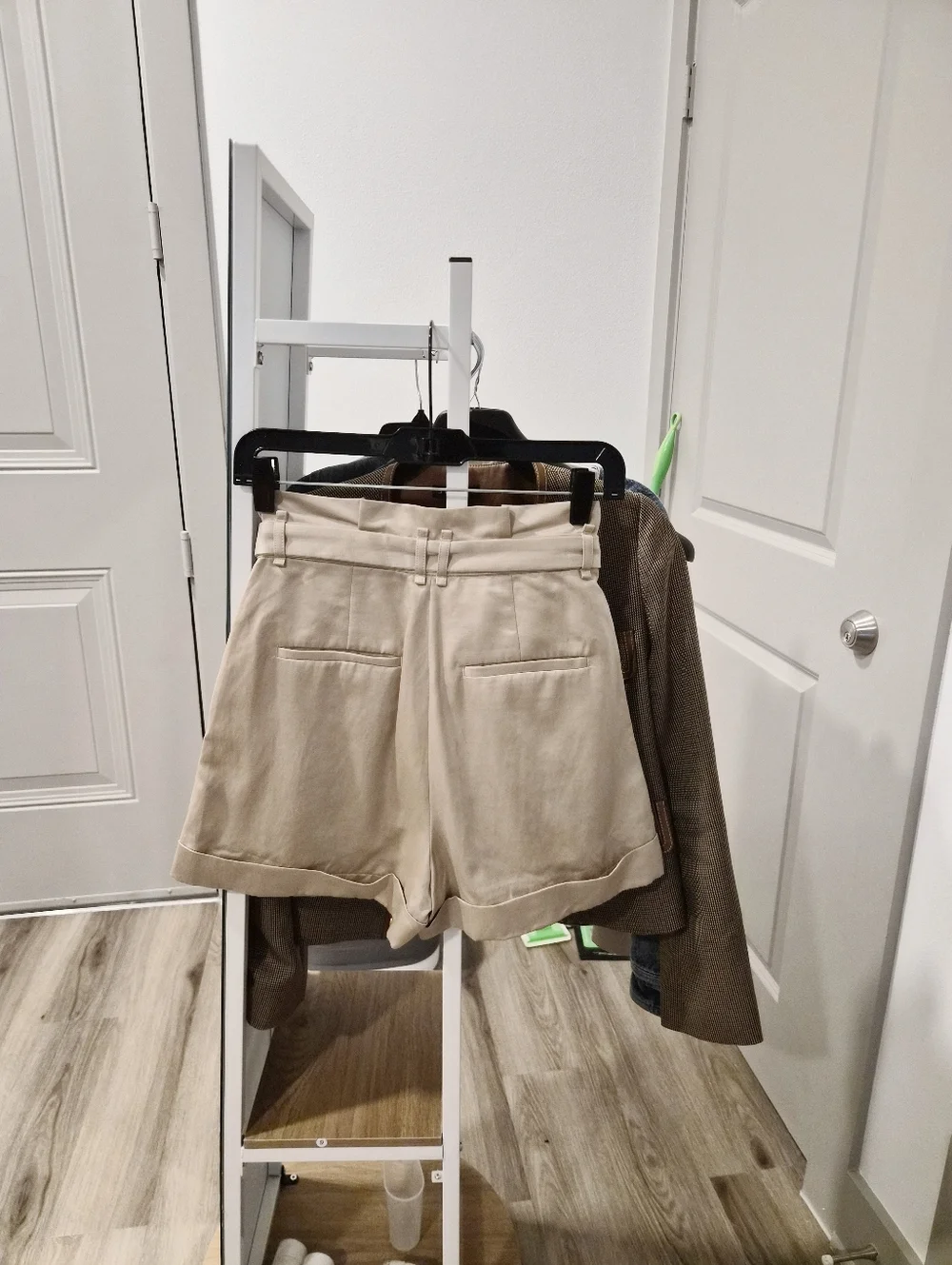 & Other Stories Belted Shorts Beige Size 4